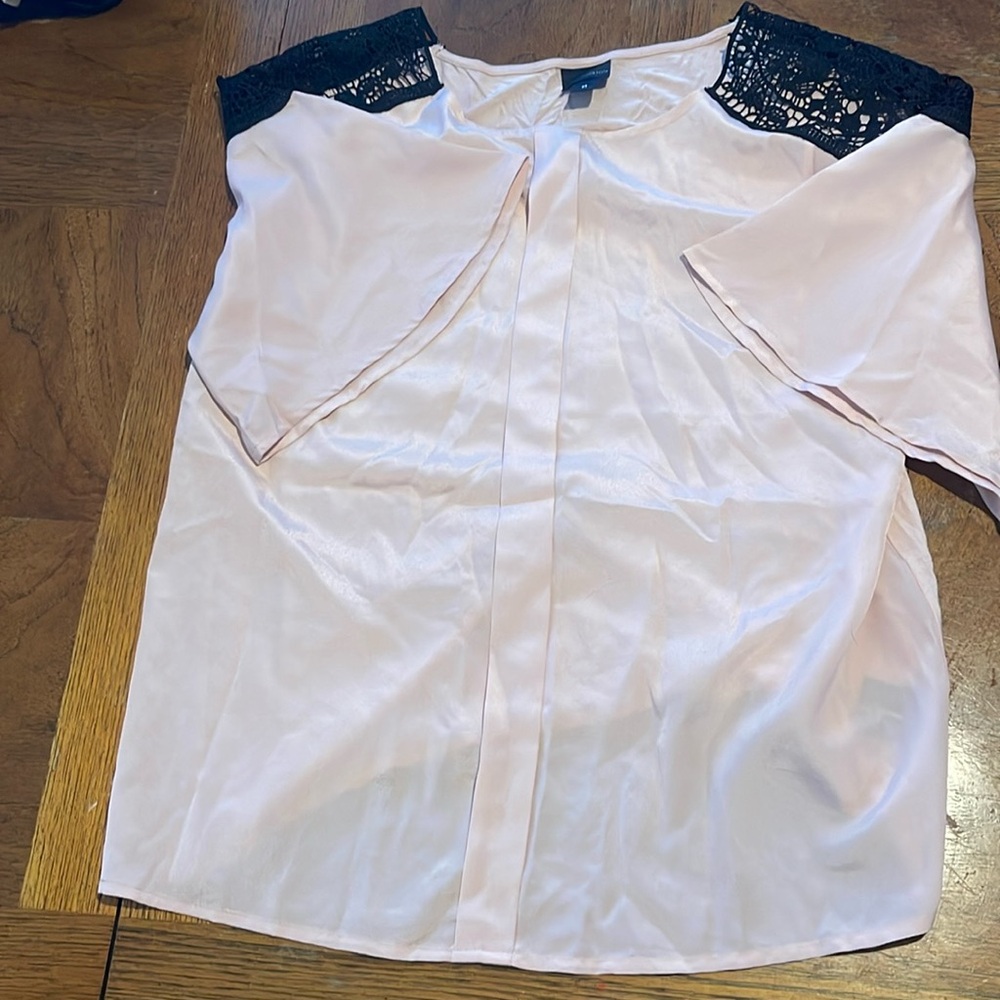 Worthington
Woman’s Medium

Blouse Light pink with Black lace Shoulders